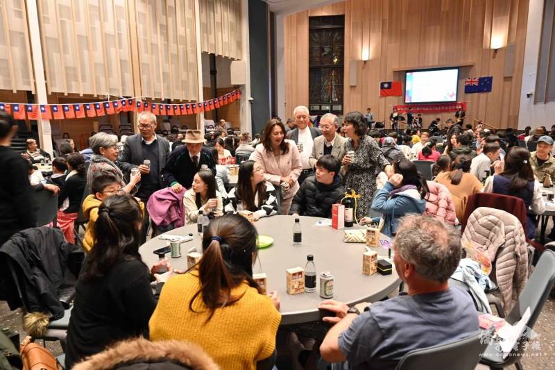 聯歡晚會，歐江安與鄉親同歡