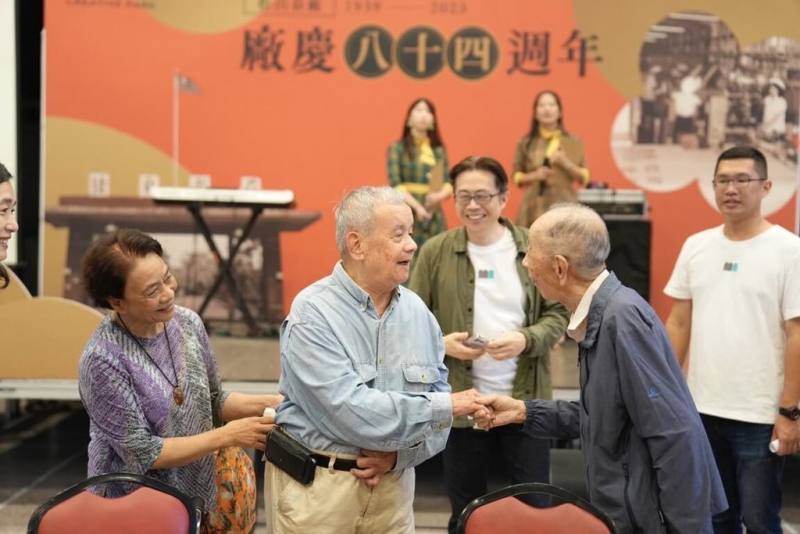 台北市定古蹟松山菸廠迎來建廠84週年，菸廠最後一任廠長林文章（前中）與高齡已102歲的老員工黃長江（前右）10日在廠慶活動中相見歡。（松山文創園區提供）