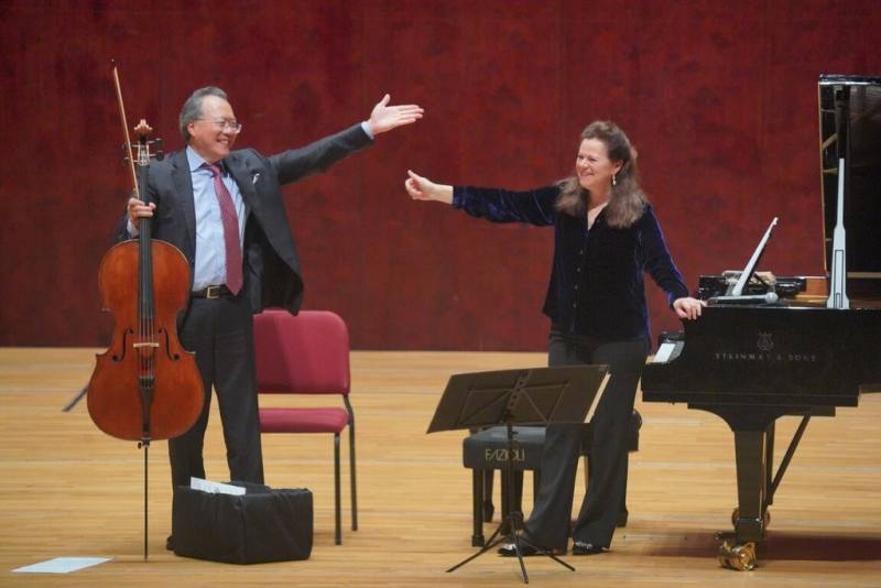 大提琴家馬友友（左）與鋼琴家凱瑟琳．史托特（Kathryn Stott）（右）合作音樂會，11月4日在高雄衛武營登場，這也是2023年馬友友唯一一場台灣音樂會。（牛耳提供）