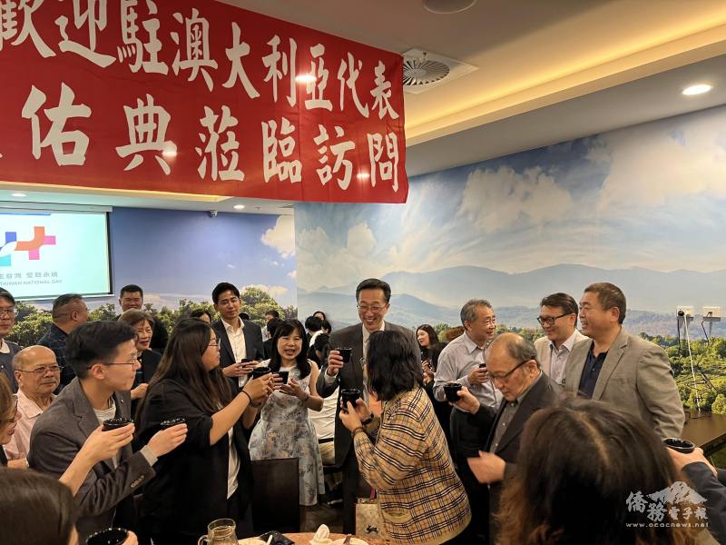 徐佑典伉儷向與會僑胞致意