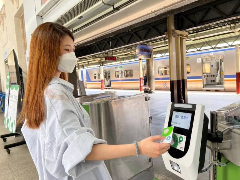 交通部核定「桃竹竹苗生活圈通勤月票」10月2日上路，新竹市交通處11日表示，截至10日國慶連假結束，已突破8萬人次使用，其中以台鐵為最多，占59%。（新竹市政府提供）