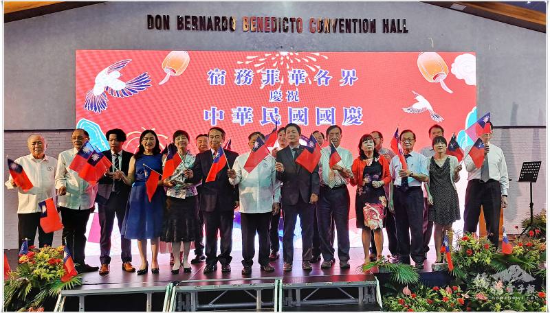 所有貴賓上臺帶領全場合唱「中華民國頌」及「梅花」