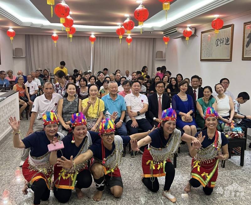 僑胞鄉親和大使溫曜禎夫婦等貴賓們合影