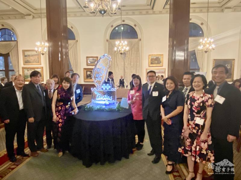 密西根僑務委員盧蔓菁(左四)率領密西根僑團代表參加國慶酒會