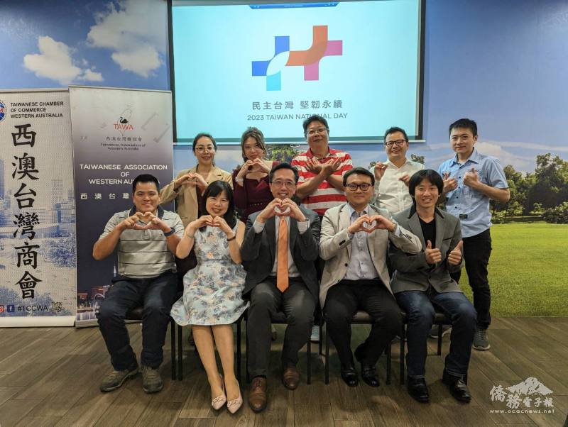 徐佑典伉儷與西澳商會、聯誼會幹部合影