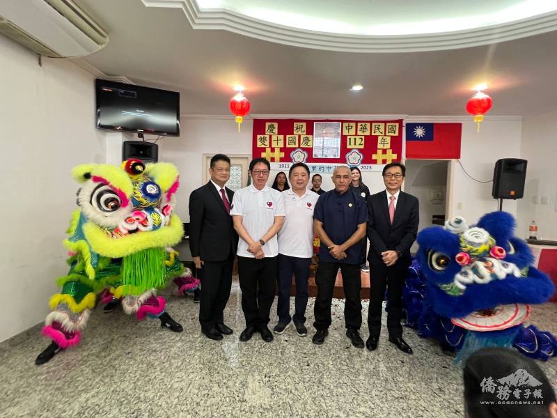 溫曜禎（右一）、聖保羅文教中心主任張希賢（左二）、秘書林芳正（左一）、理事長郭文豪（左三）一起合影