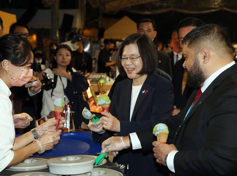 112年國慶酒會10日晚間在台北賓館舉行，總統蔡英文（右2）與諾魯總統昆洛斯（Russ Joseph Kun）（右）一起在「山風藍義式冰淇淋」攤位現場製作藍綠色的「愛地球」冰淇淋，也象徵兩國對氣候變遷的共同關切。
