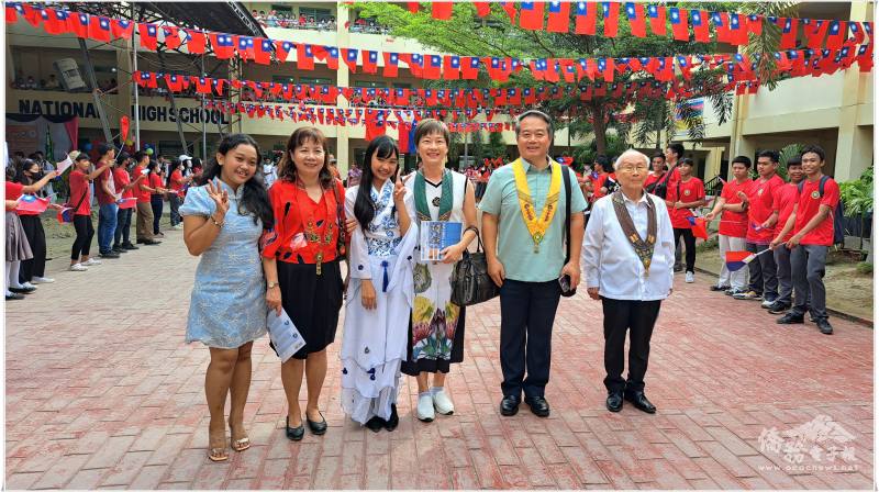 周民淦一行受到全校師生的熱烈歡迎（右2右3：周民淦及夫人、右1：僑務諮詢委員盧東海、左2：王映陽）