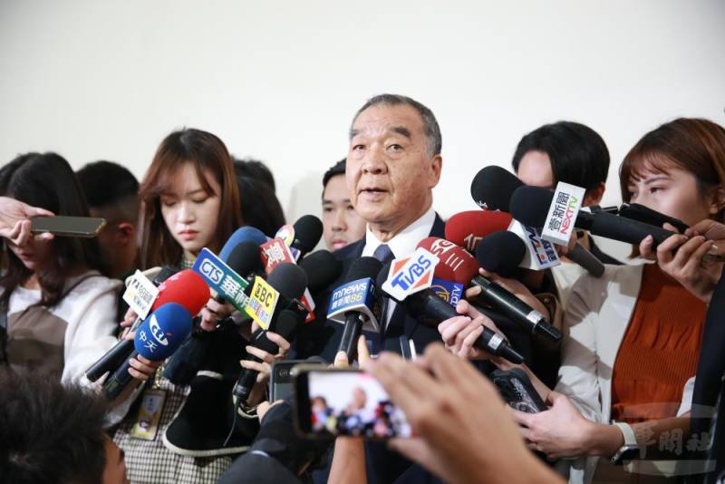 邱部長出席立法院院會前，答覆媒體提問