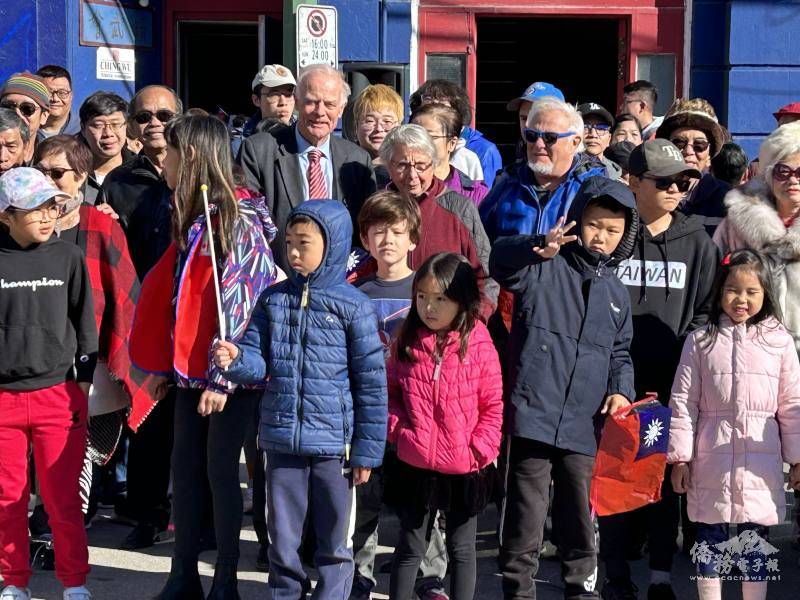 參加升旗的小朋友和省議員Joe Gerrard 合照