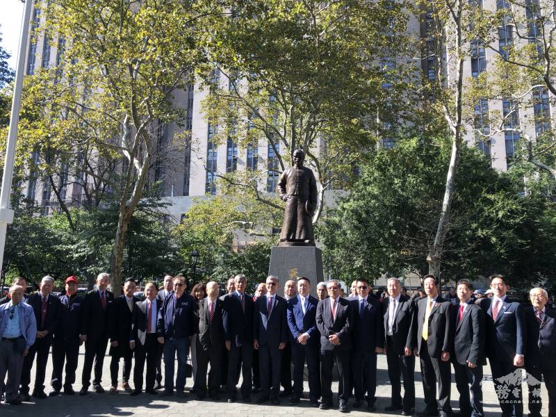 紐約中華公所率領華埠7大僑團於10月10日向國父銅像獻花致敬