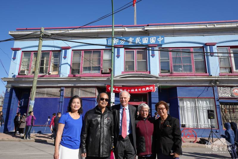 雙十國慶大會主席裴雲僑務諮詢委員(右一)、 省議員Joe Gerrard (右三)、活動籌劃賴素美(左一)等合照