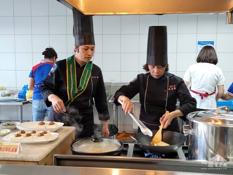 張媜玲（右）示範如何油煎東江釀豆腐