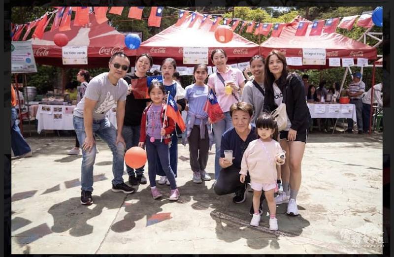 僑胞攜家帶眷來逛雙十園遊會