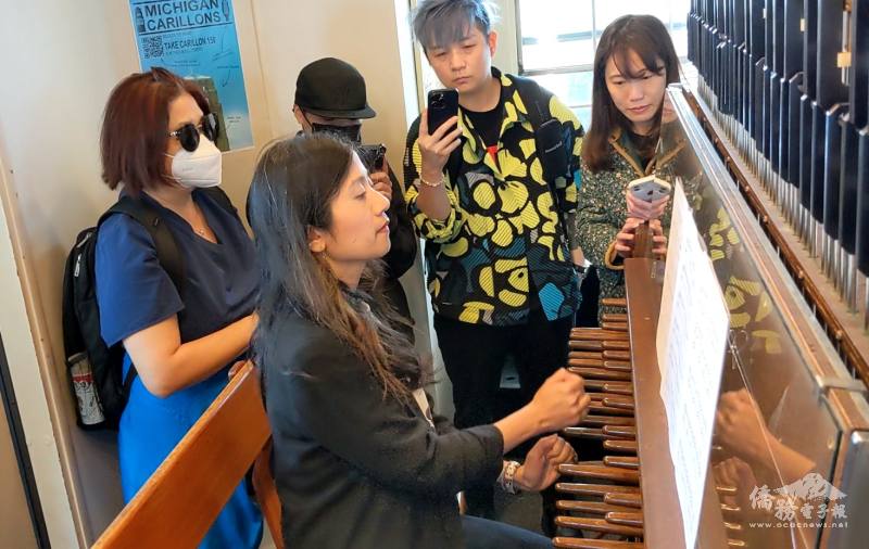 Tiffany Ng教授在鐘樓上為臺灣國樂團的音樂家們示範鐘琴演奏