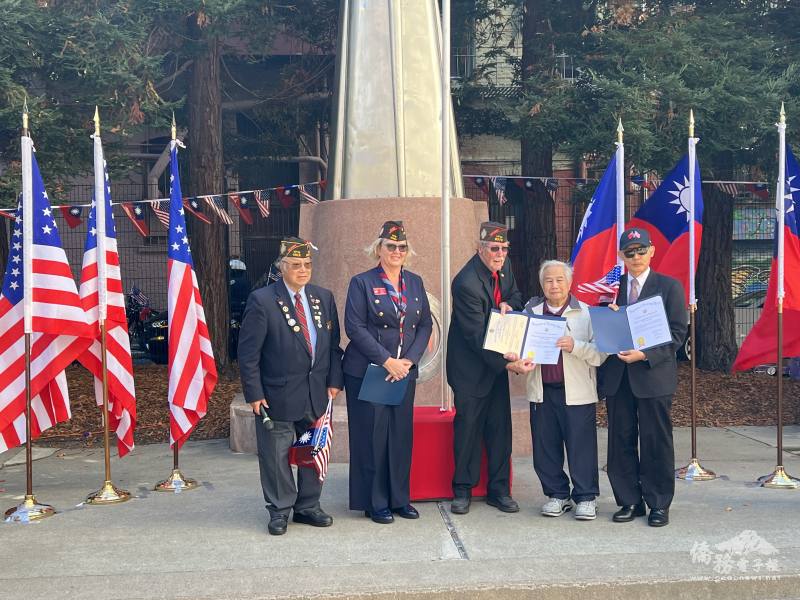 美國退伍軍人協會代表頒發賀狀