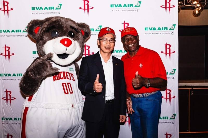 長榮航空宣布首度攜手NBA球隊，成為休士頓火箭隊官方合作夥伴。圖為1993年入選籃球名人堂的前火箭隊球星默菲（Calvin Murphy）（右）與長榮航空美洲總分公司副總經理蘇偉仁（中）合影。（長榮航空提供）
