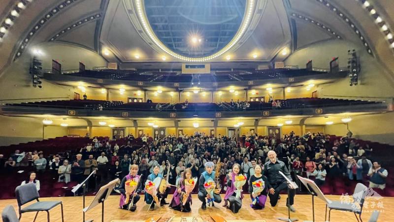 臺灣國樂團、教授鄭以琳，教授Joe Gascho與全場起立致意觀眾在掌聲中合照留念