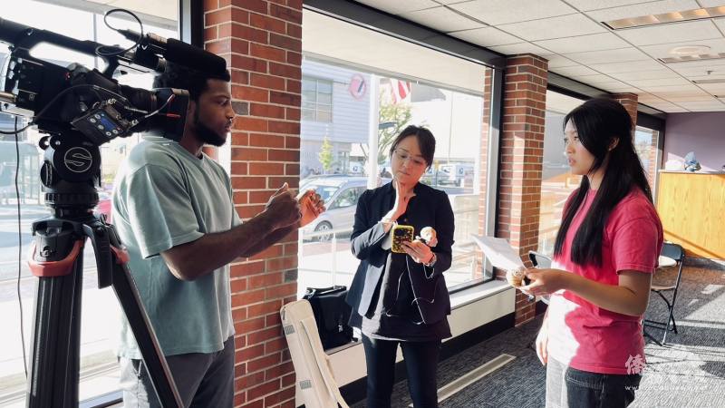 當地電視臺邀請樂團首席劉貞伶老師進行專訪，由密西根FASCA學員擔任英文即席翻譯