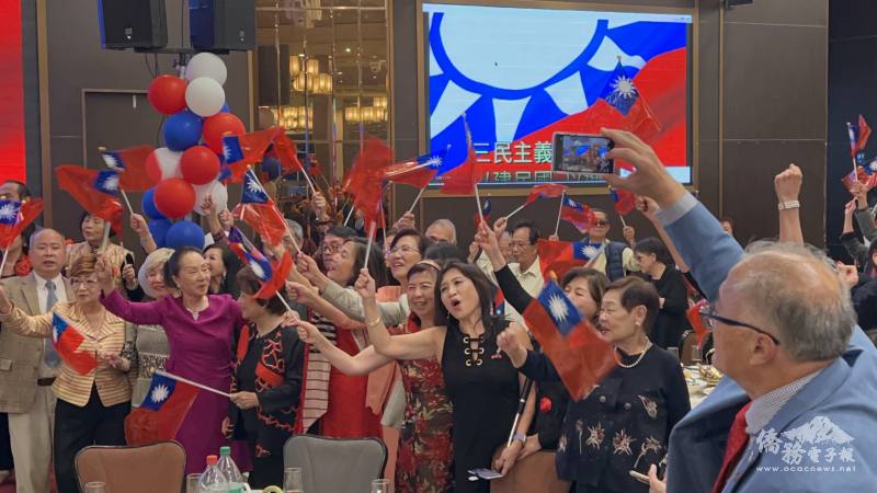 全體與會人員揮舞中華民國國旗高唱中華民國頌
