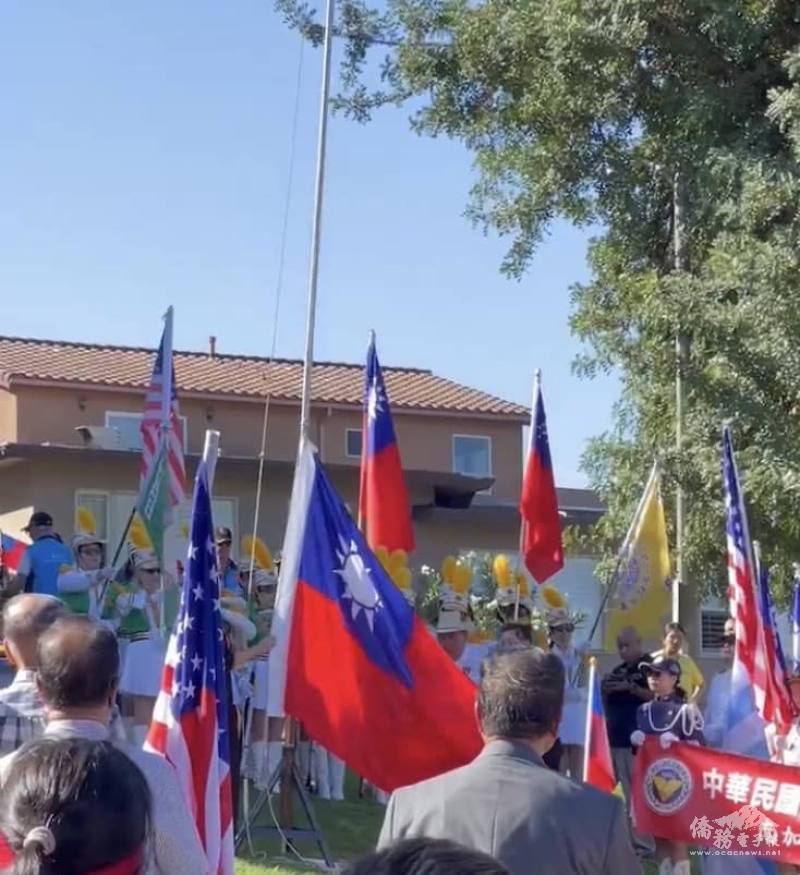 在國旗歌悠揚樂聲中國旗冉冉上升