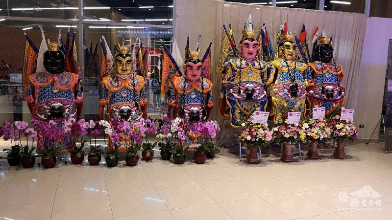 國慶酒會入口裝飾著臺灣蝴蝶蘭與三太子