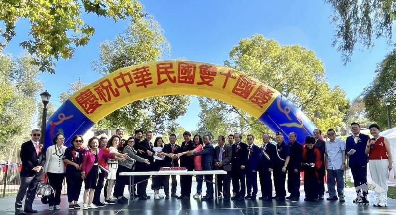 與會貴賓合切國慶蛋糕