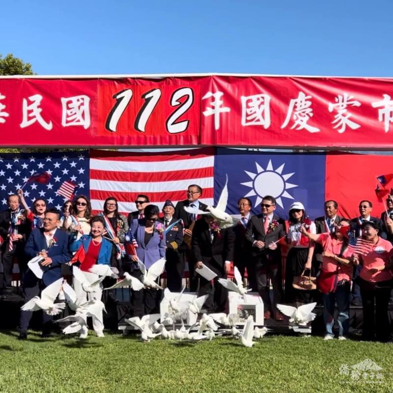 慶祝中華民國112年國慶蒙市升旗典禮施放和平鴿