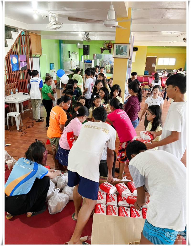 協會成員與受捐贈的院童們共同協助分送生活物資