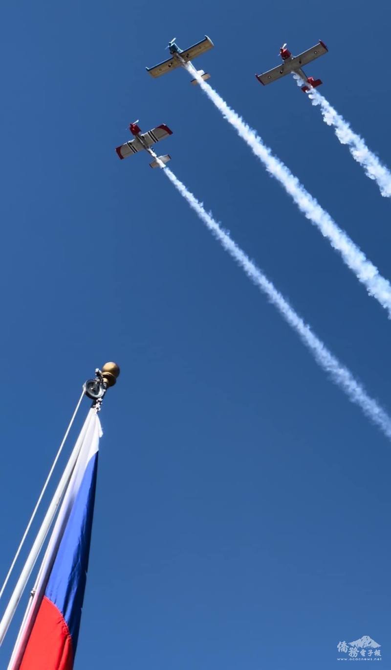 10點10分三架介壽號飛機劃過天際