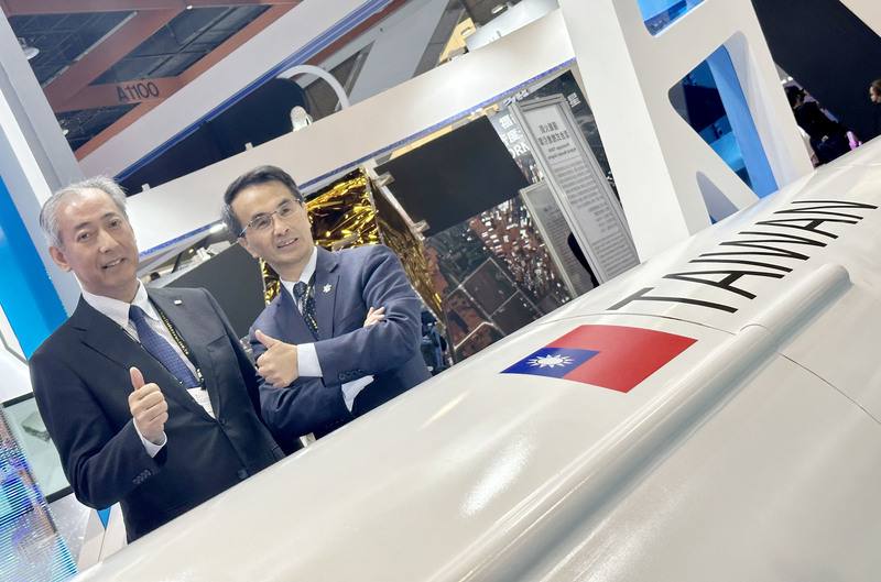 2023台灣創新技術博覽會12日登場，日本宇宙航空研究開發機構（JAXA）理事長山川宏（左）、國家太空中心（TASA）主任吳宗信（右）合影。