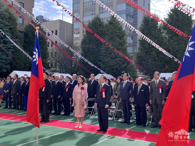 出席人員注視著國旗升起