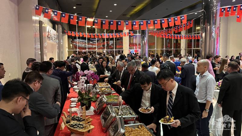 賓客們享用臺式小吃與在地佳餚