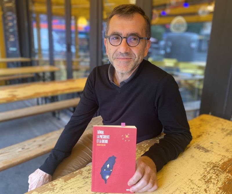 法國解放報記者沃勒函報導亞洲15年，近日出版新書「台灣，女總統與戰爭」。他告訴中央社，蔡英文提醒了人們，台灣是一個遭受威脅的民主政體。她不動怒，卻也不軟弱。在國際舞台上，她至今未踏錯任何一步，相當罕見。