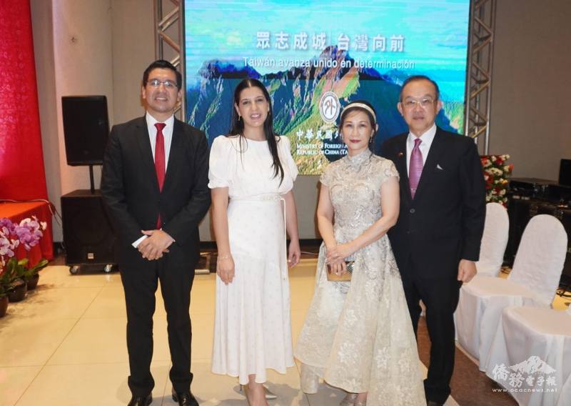 駐東方市總領事張俊彬伉儷與上巴拉納省省長蘭迪伉儷合影