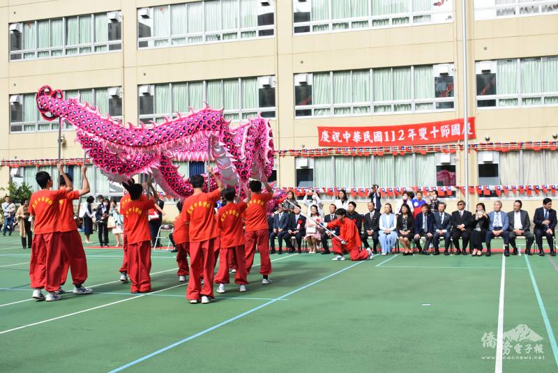 學校舞龍表演