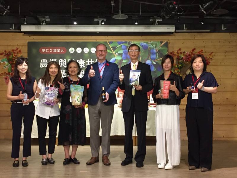 連鎖通路里仁與加拿大駐台北貿易辦事處13日共同舉辦「推廣永續飲食 藍靛果新食尚」記者會，向台灣民眾介紹有長壽果之稱的藍靛果（Haskap），提供注重健康的消費者新選擇。