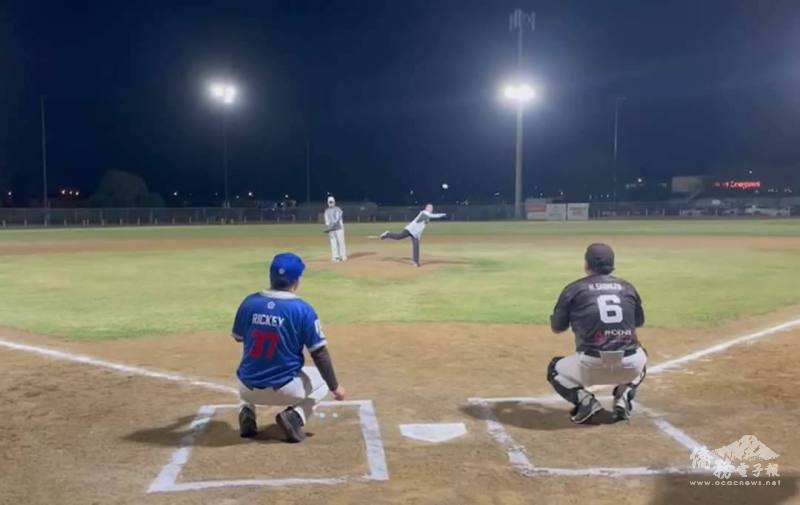 駐布里斯本辦事處處長范厚祿開球