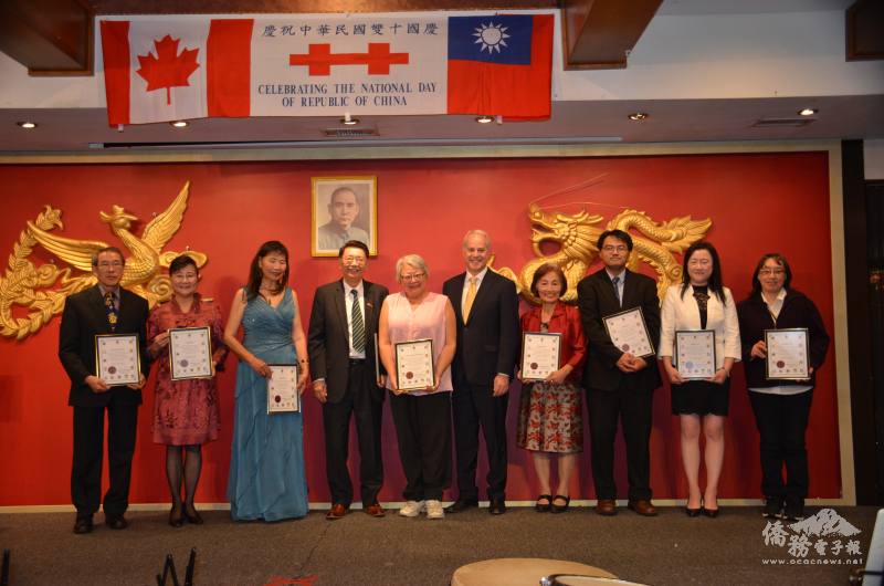 國會議員Kelly McCauley(左六）頒發聯邦資深義工獎給愛城臺灣大專校友會會員們