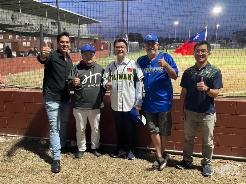 澳洲職棒總經理Paul Gonzalez（左一）、主辦人Rickey Lo（左二）、駐布里斯本辦事處處長范厚祿（中）、布里斯本俠盜隊老闆Kevin Cuyler（右二）、布里斯本文教中心主任歐陽群（右一）