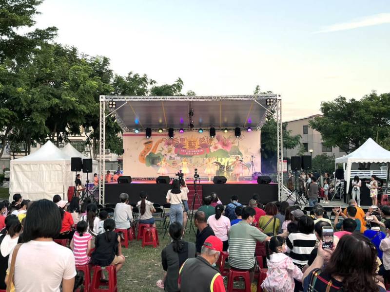 「后里文化觀光產業宣傳活動－藝起玩Party Day草地音樂會」14日在台中后里運動公園登場，吸引許多大小朋友前往共襄盛舉，欣賞精彩演出節目。（民眾提供）