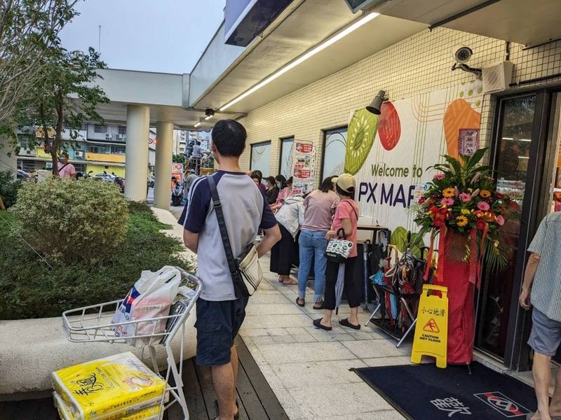全聯福利中心6日進駐高雄市凱旋青樹社宅B棟1樓店鋪，提供住戶及周邊社區更便利生活服務。（高雄市政府都發局提供）