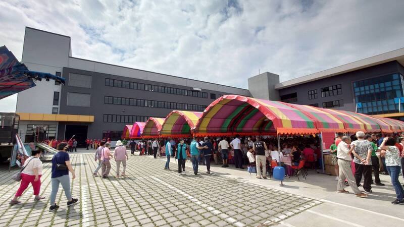 嘉義縣鹿草鄉馬稠後產業園區後期第一家進駐的寶豐電機公司15日舉辦新廠落成典禮，出身鹿草的寶豐電機董事長陳清輝特別席開百桌宴請鄉親。