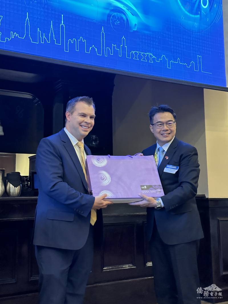 周啟宇致贈主播Jerry Hume臺灣紀念品