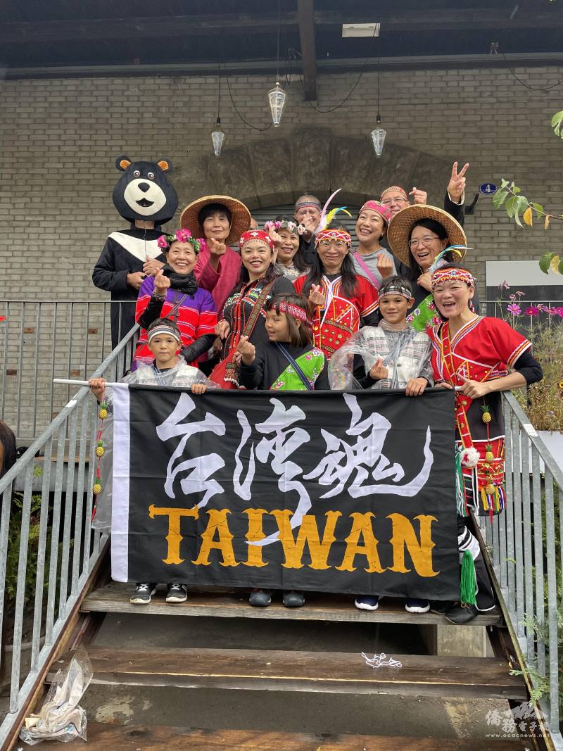 來自各地的臺僑穿上亮麗的傳統服飾及『台灣魂』旗幟，格外吸睛