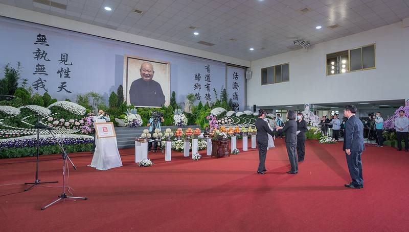 總統在司儀引領下於靈前獻花圈，行三鞠躬禮致祭