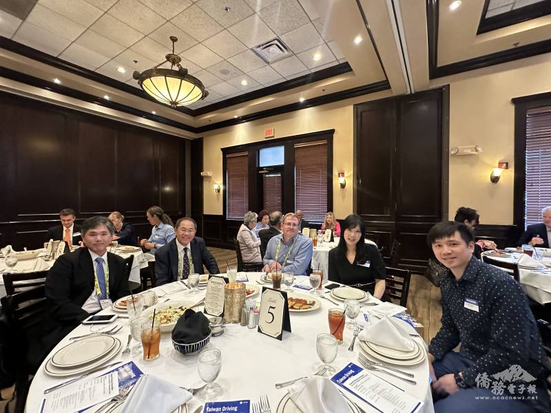 與會賓客合影（左起：游嘉翔、陳新發，右一：李杰鴻，右二：簡雅嵐）