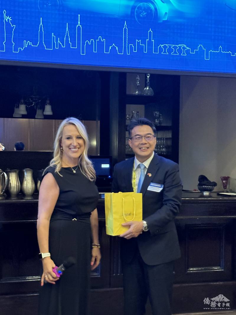 周啟宇致贈Katie Mitzner紀念品