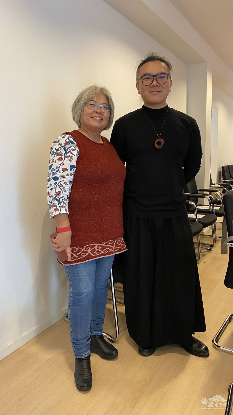 兩位中醫師；漢堡自然療法師王鳳瑛(左)、柏林中醫師吳雲佩(右)