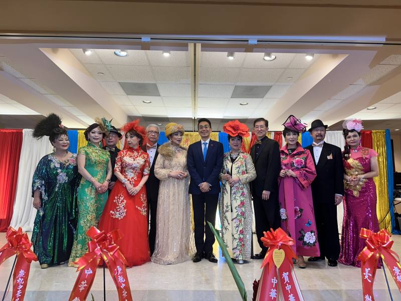 蘇上傑(右6)與主辦單位各僑領合影